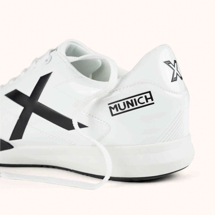 MUNICH M39 04 Zapatillas urbanas de inspiración futsal en color blanco