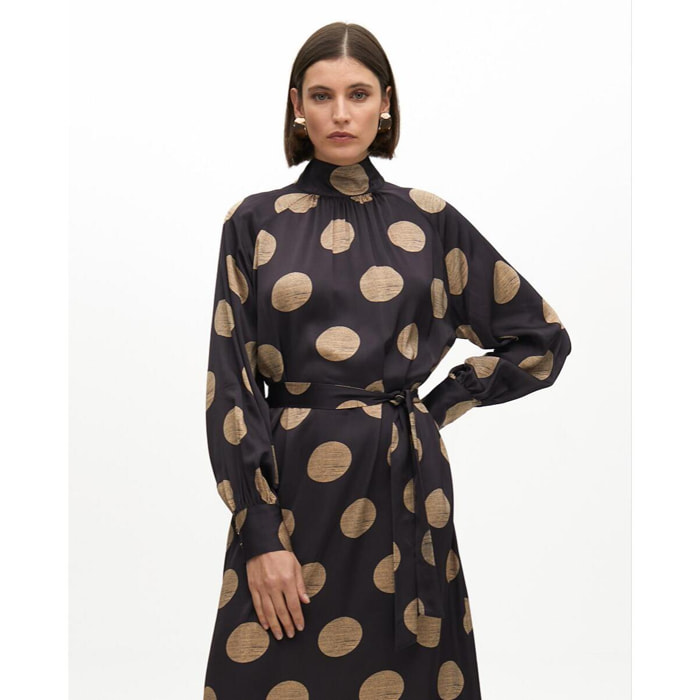 Abito svasato collo alto a pois