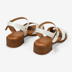 Sandalias beige de piel con tacón y hebilla