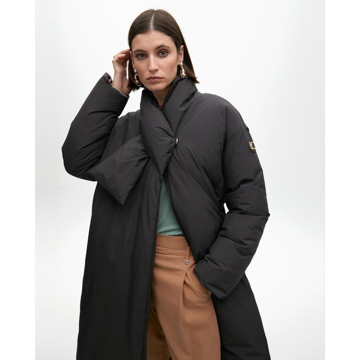 Cappotto imbottito con cintura e collo avvolgente