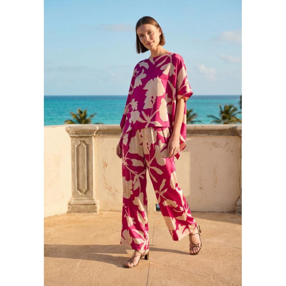 Pantaloni a gamba larga con grandi fiori di bouganville