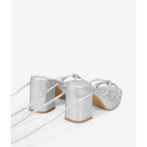 Sandalias de tacón plateadas con cuerdas