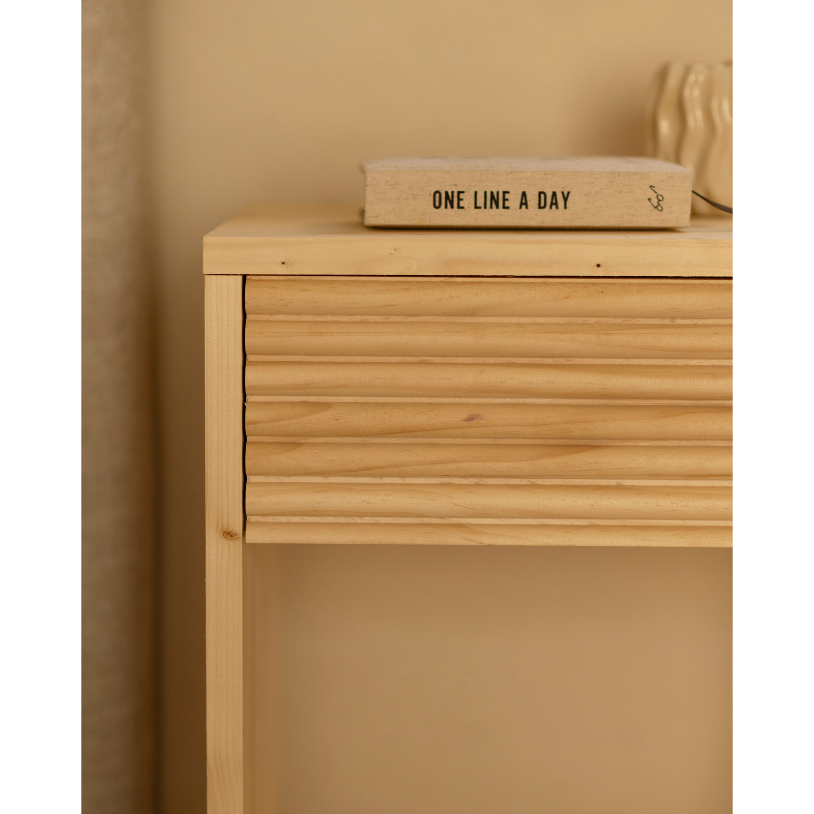 Mesita de noche de madera maciza con un cajón en tono natural de varias medidas