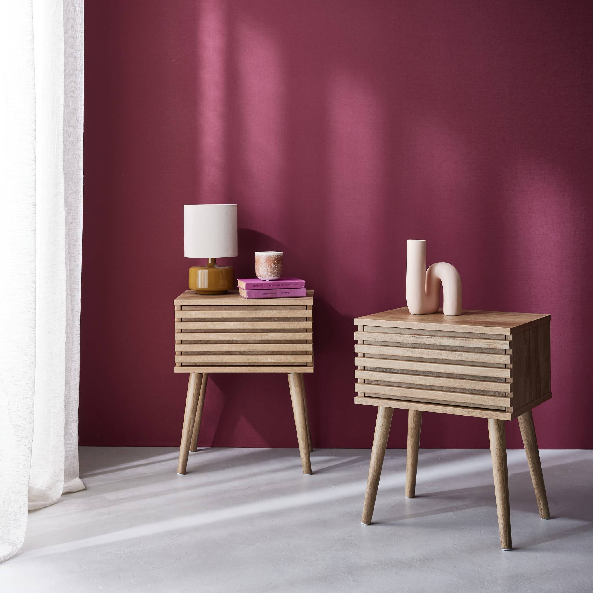 Lot de deux tables de chevet style scandinave décor bois avec tiroir rainuré et pieds compas