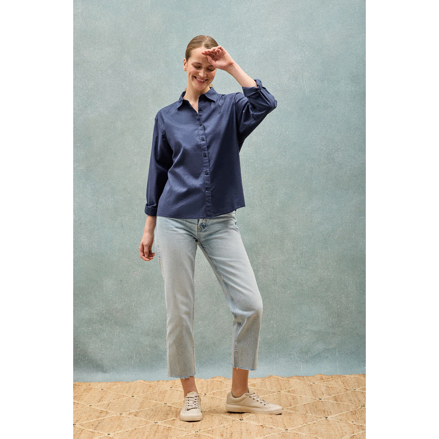 Camicia blu marino loose fit in lino e cotone con ricamo monogramma