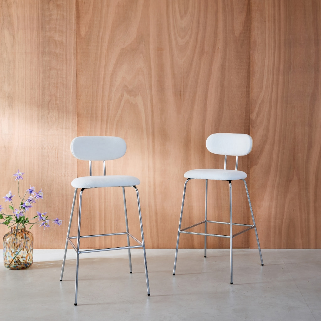2 tabourets de bar décor bois courbé teinté chêne et tissu déperlant blanc. pieds métal chromé (lot de 2) - L 44 x P 51 x H 103cm - Erin