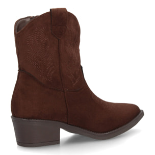 Botin campero casual con bordados.