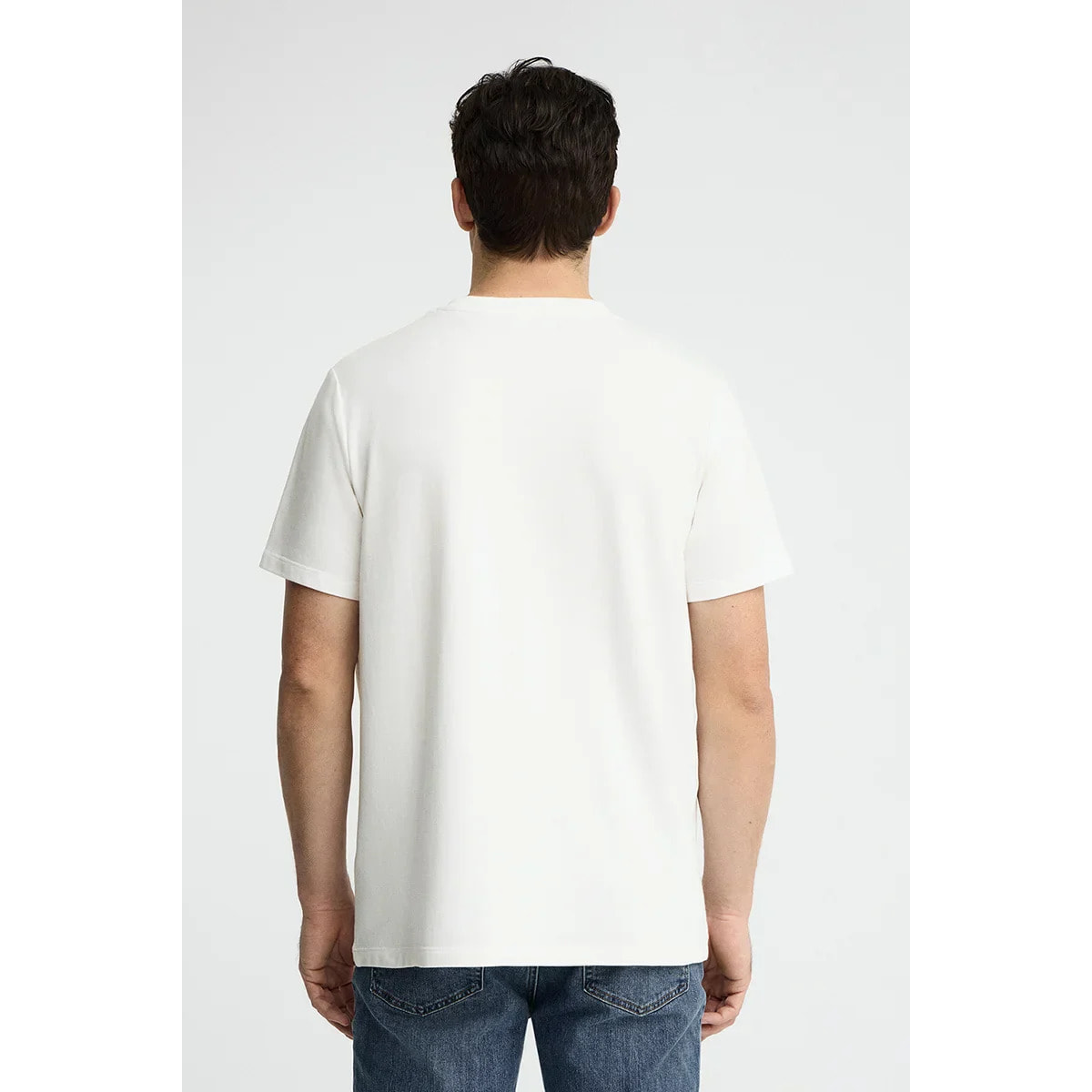 Camiseta blanca de cuello redondo con parche Polo Club