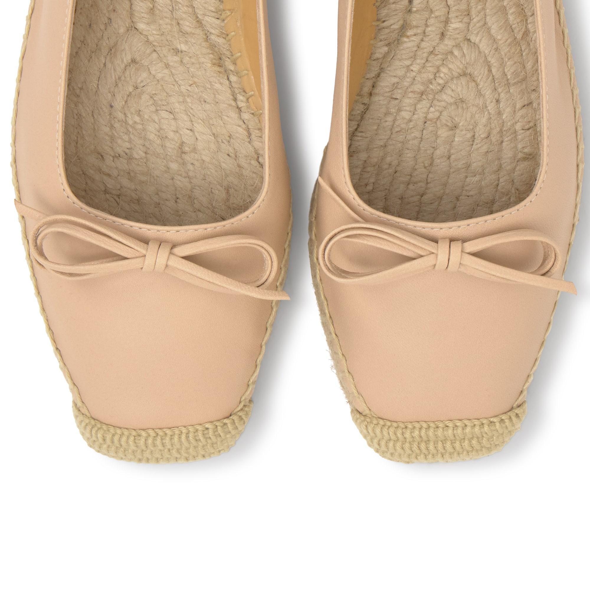 Alpargata Pax plana estilo bailarina en napa con lazito