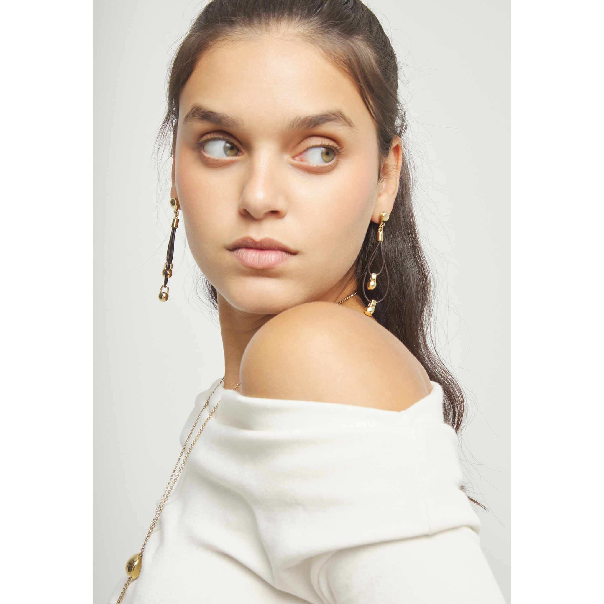 Pendiente GRAVEDAD DORADO U