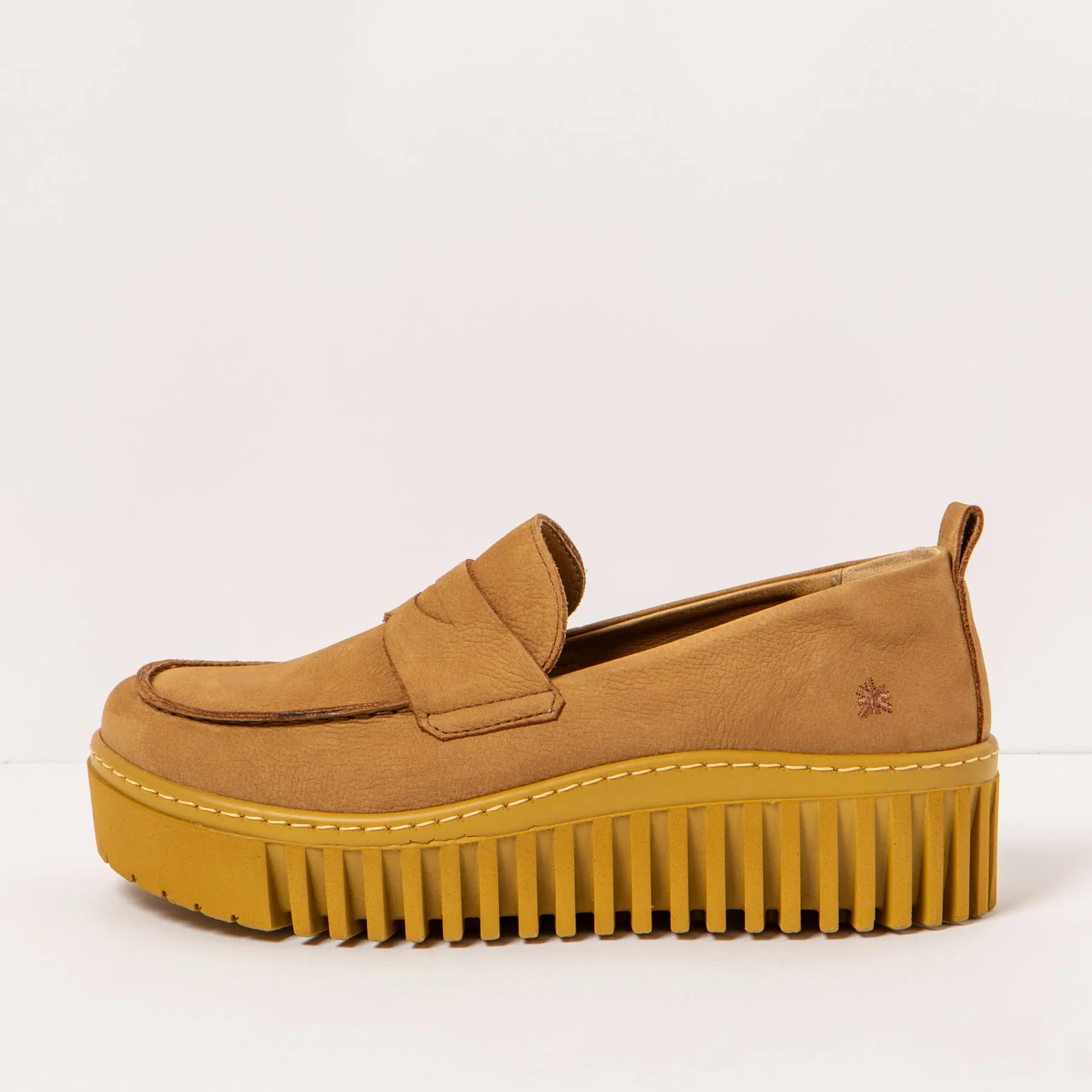 Zapatos 1530 NOBUCK KARAMEL/BRIGHTON color Karamel