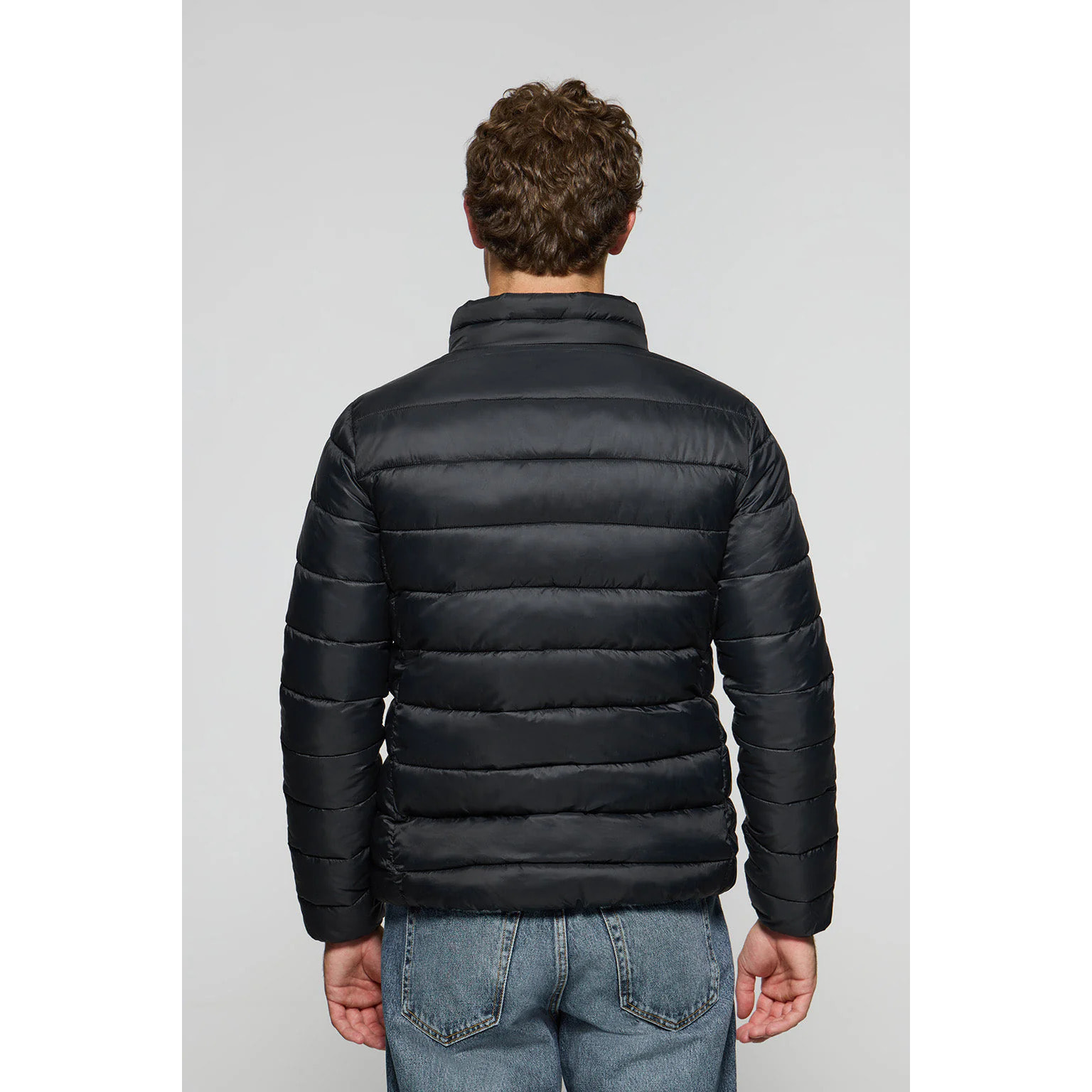 Chaqueta Chase ultralight negra con parche Rigby Go