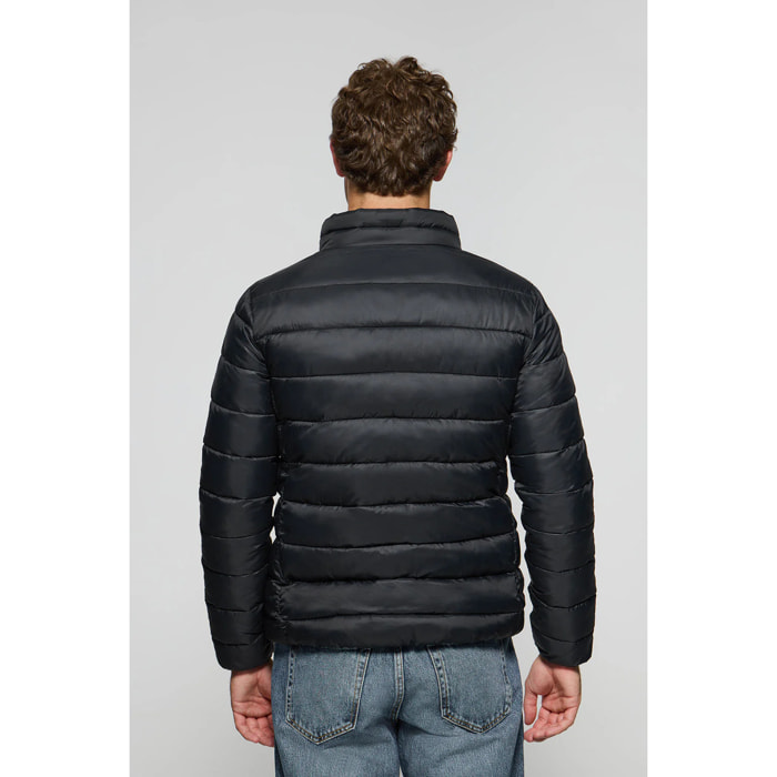 Chaqueta Chase ultralight negra con parche Rigby Go