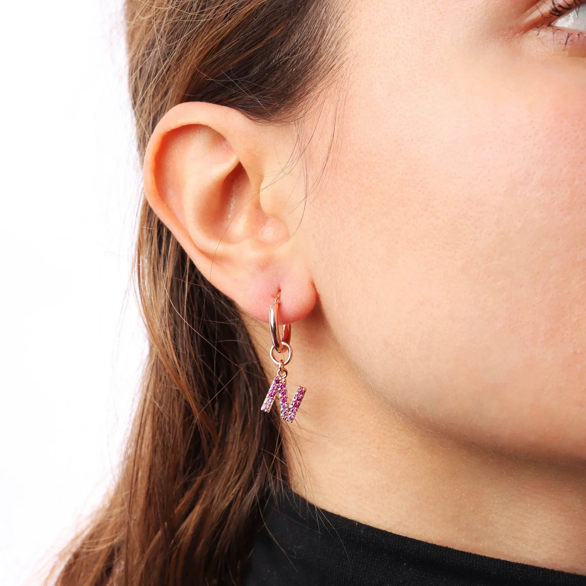 Orecchino a Cerchio con Ciondolo Lettera N in Pavé di Cubic Zirconia Blu