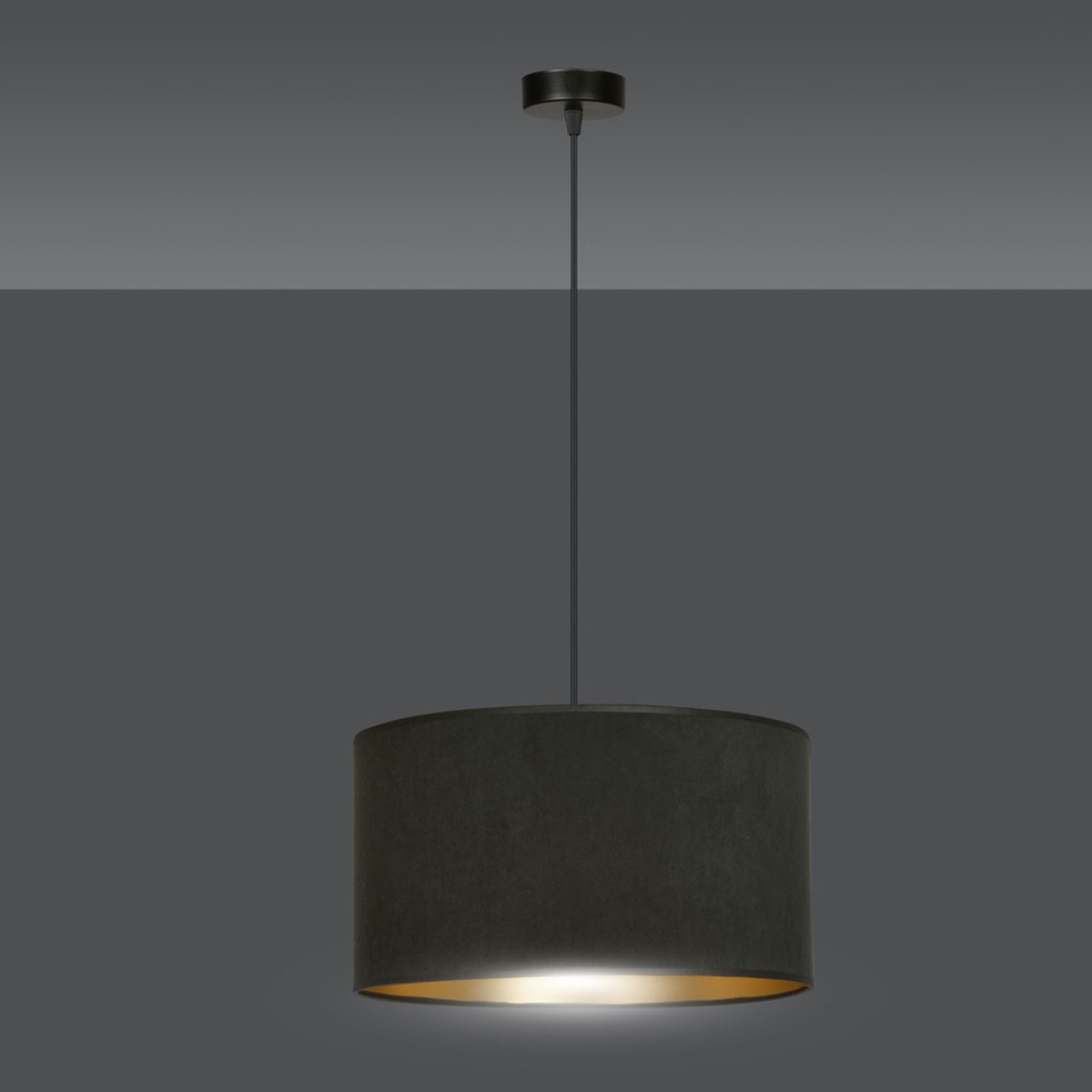 Lampada a sospensione Hilde con paralume in velluto nero e interno oro