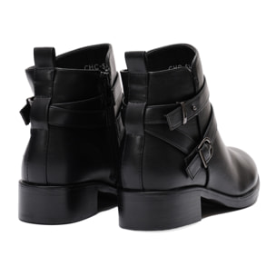 Stivaletto in simil pelle con fibbia