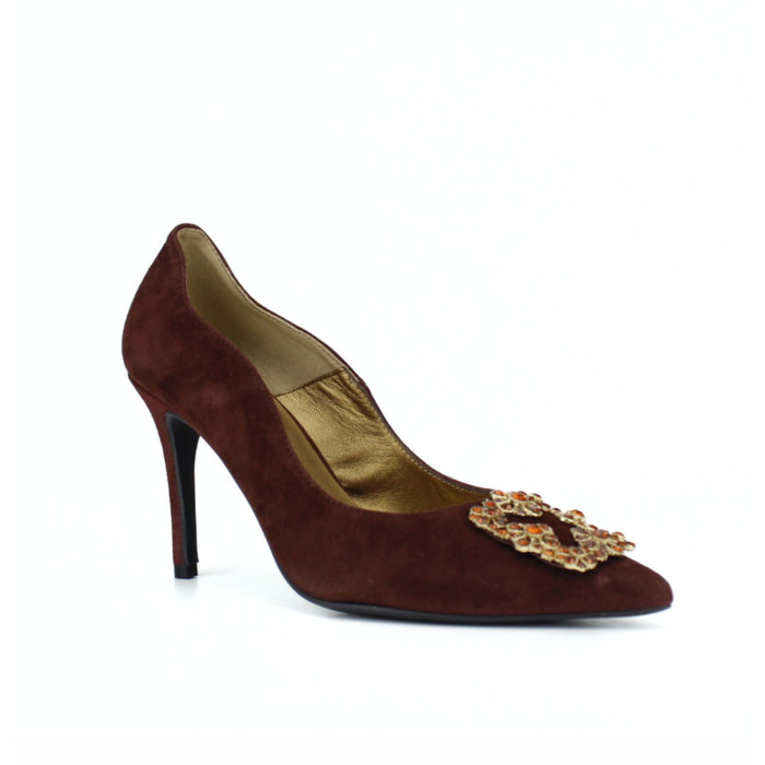 Salón en ante con joya. Tacón de 9 cm