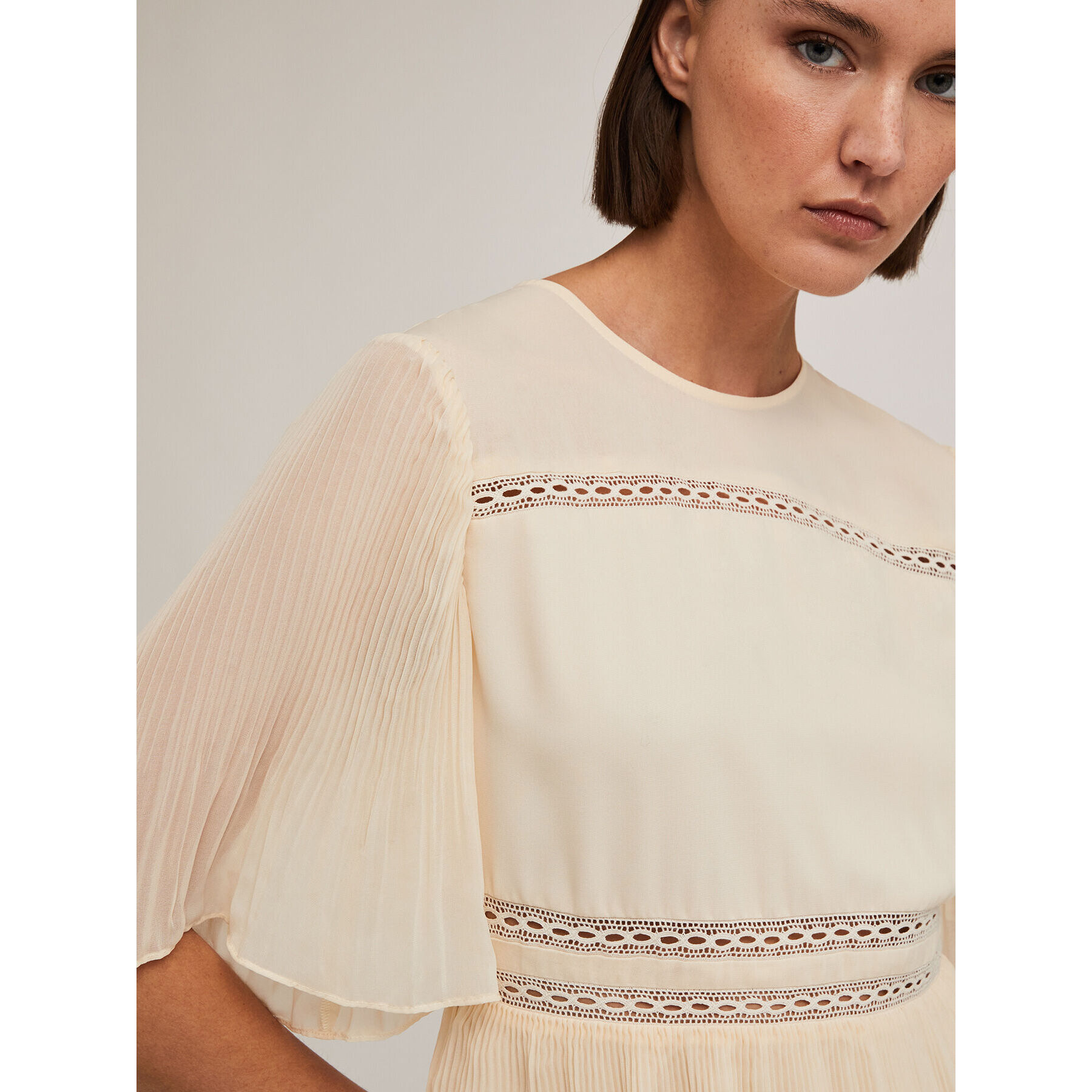 Motivi - Vestido bordado con detalles plisados. - Blanco