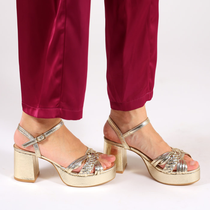 Sandali in simil pelle verniciata con tacco quadrato