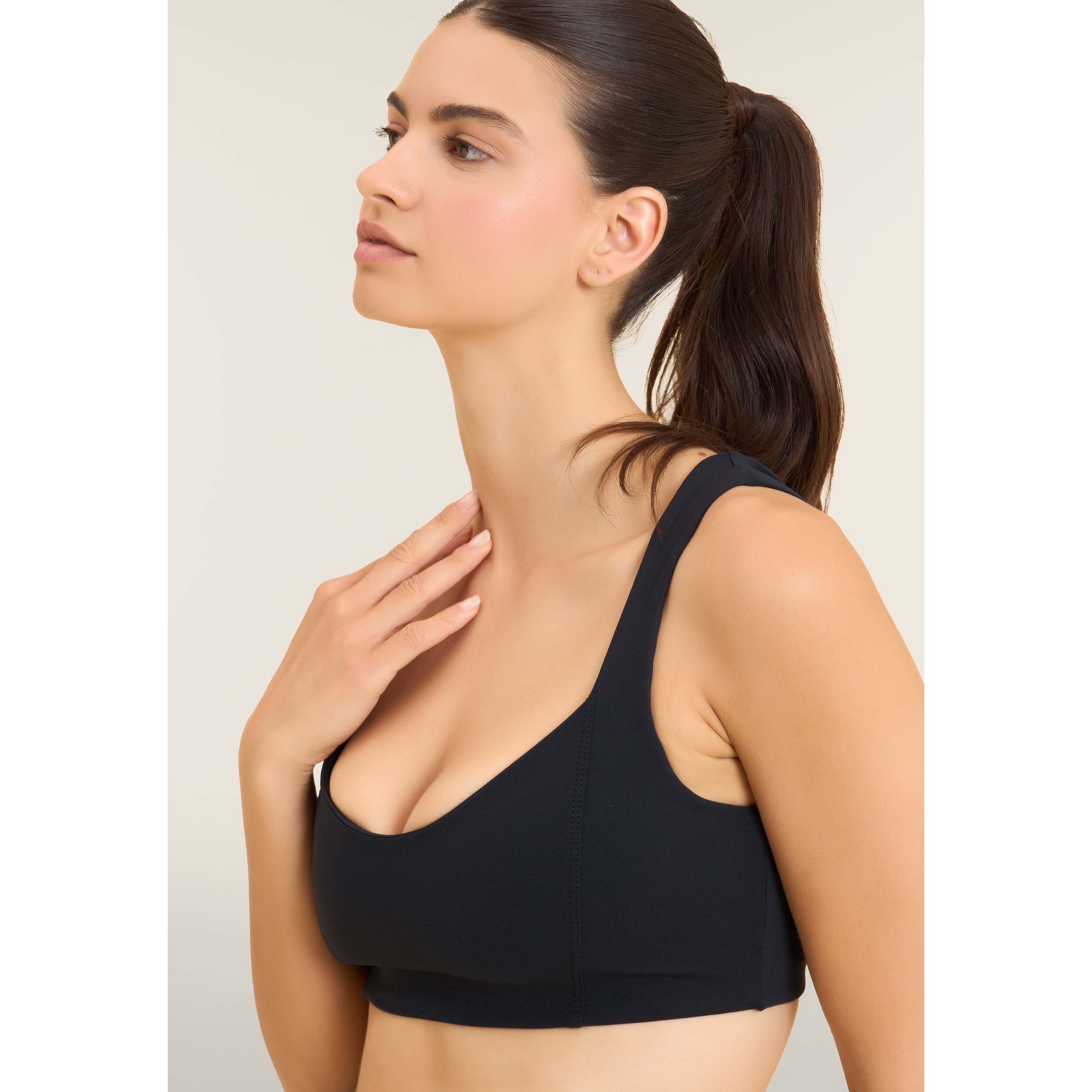 Top sportivo con scollo a cuore e dettagli tecnici