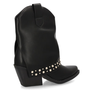 Botín cowboy con tachuelas metálicas