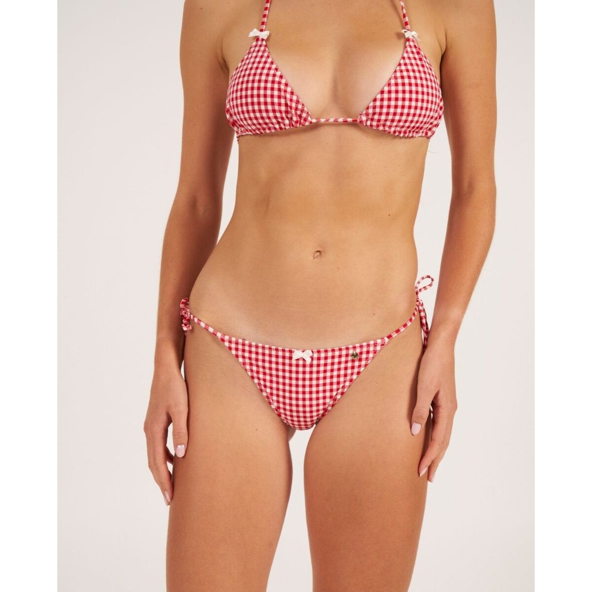 Braga de bikini brasileña con lazos de cuadros vichy
