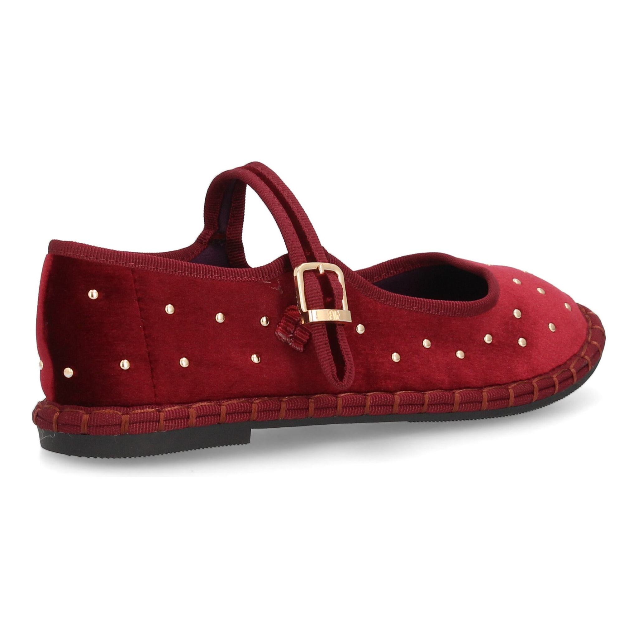 Merceditas planas con tachuelas metálicas.