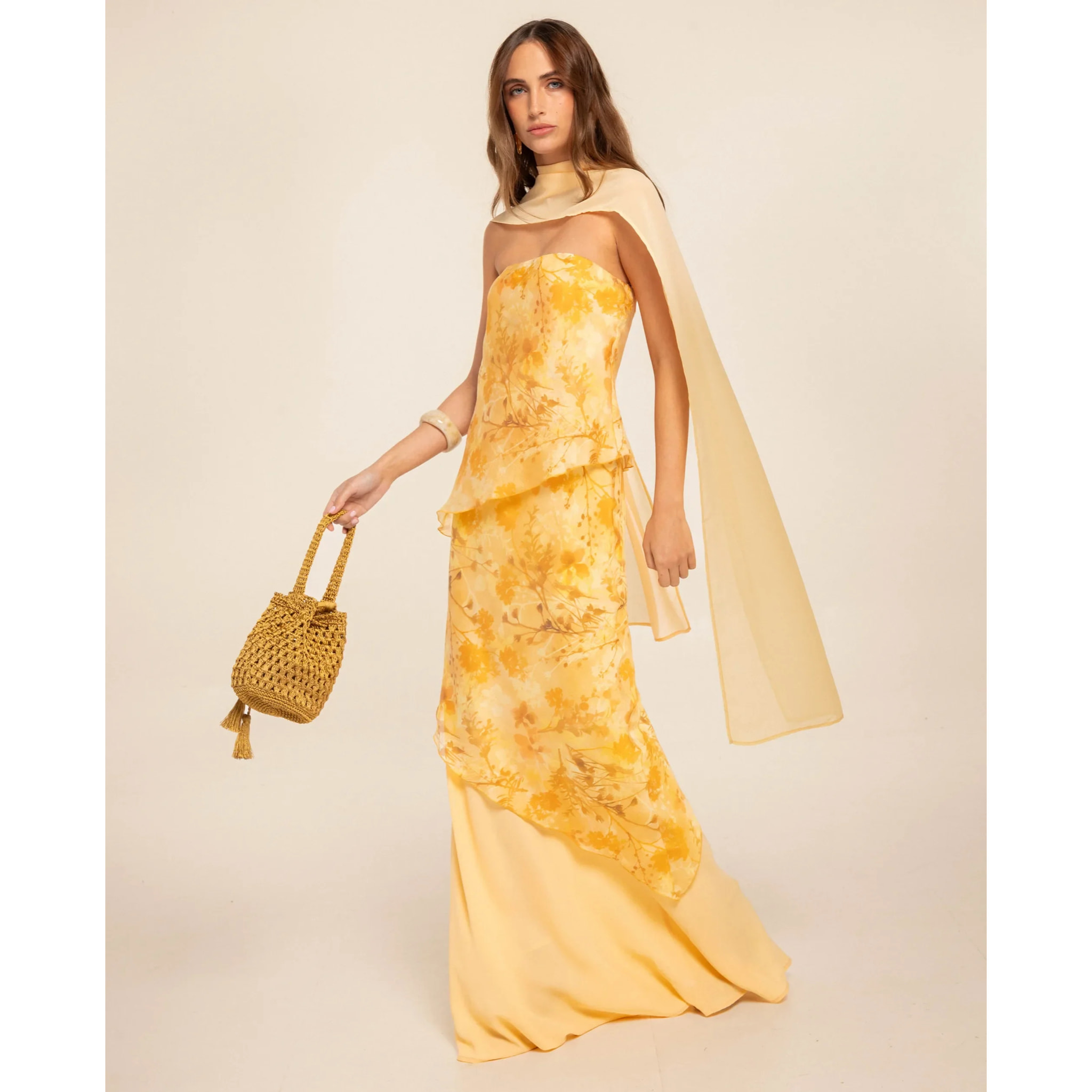 Vestido largo palabra de honor con diseño de tres capas