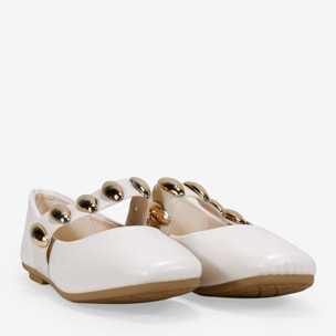 Bailarinas planas beige con elástico y piezas metálicas