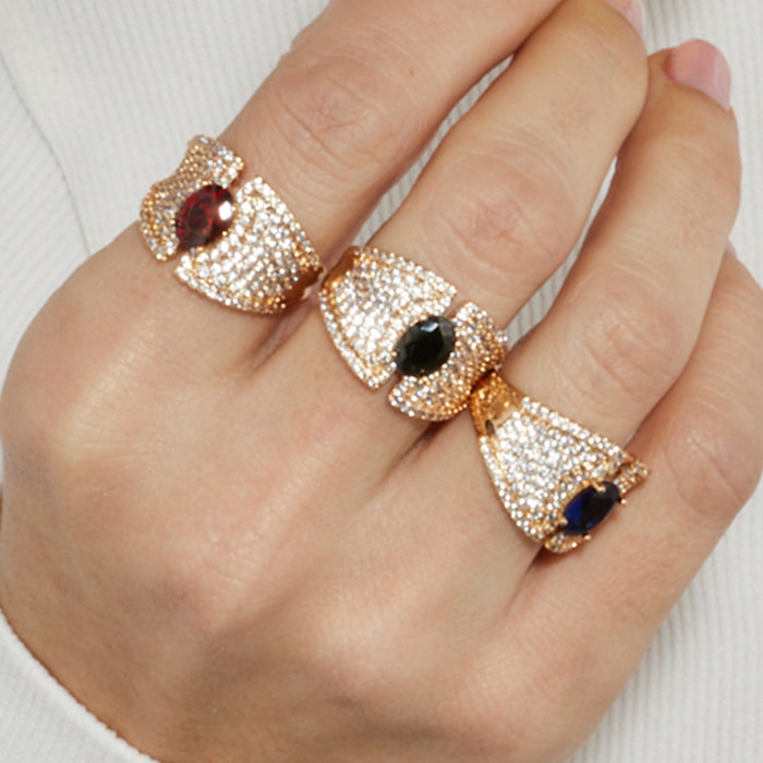 Anillo con Circonita Zafiro acabado oro 18k