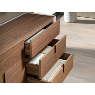 Cómoda con estructura de madera chapada en nogal natural y madera MDF lacada en beige y patas de acero inoxidable pulido en dorado 160x47x76cm