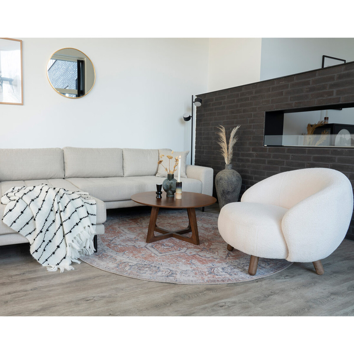 Nayeli - fauteuil avec pieds en bois d'hévéa - en tissu bouclette - Blanc