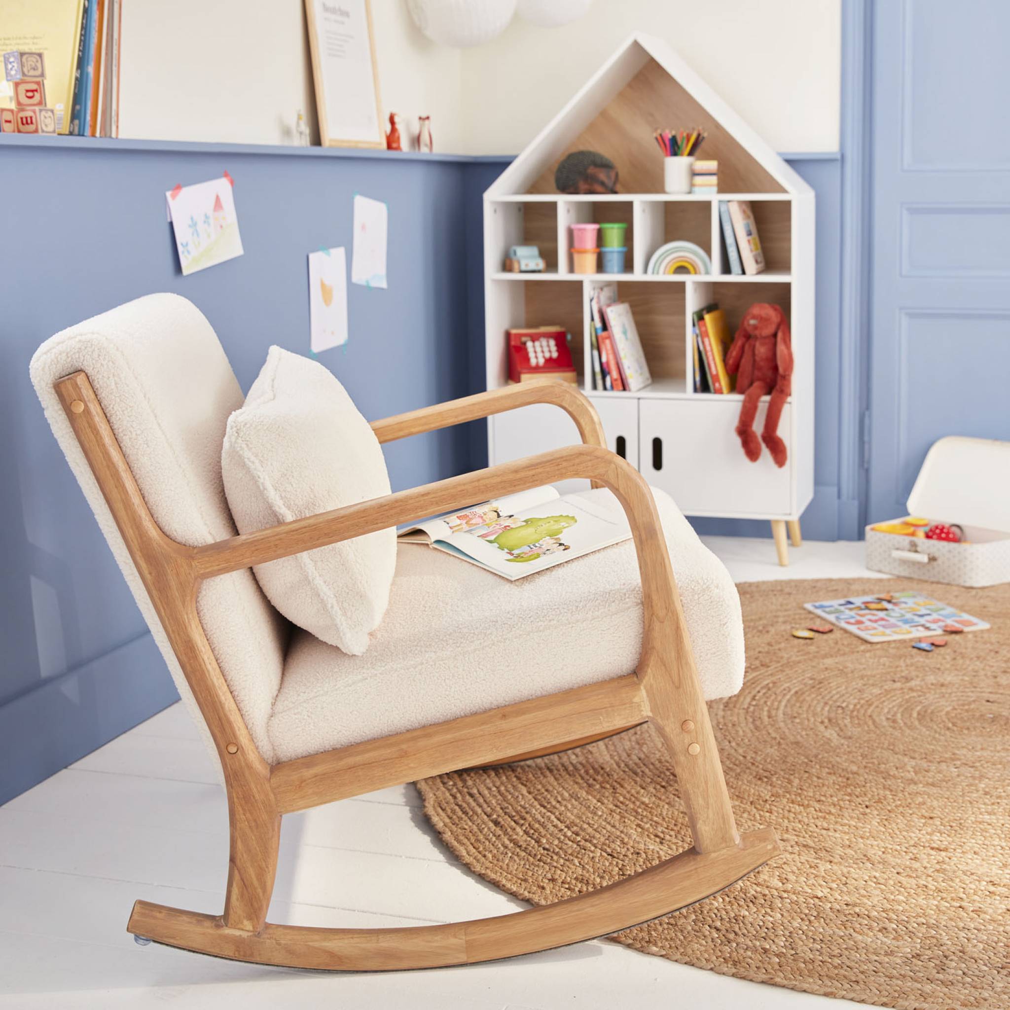 Fauteuil à bascule design en bois et tissu. bouclettes blanches. 1 place. rocking chair scandinave