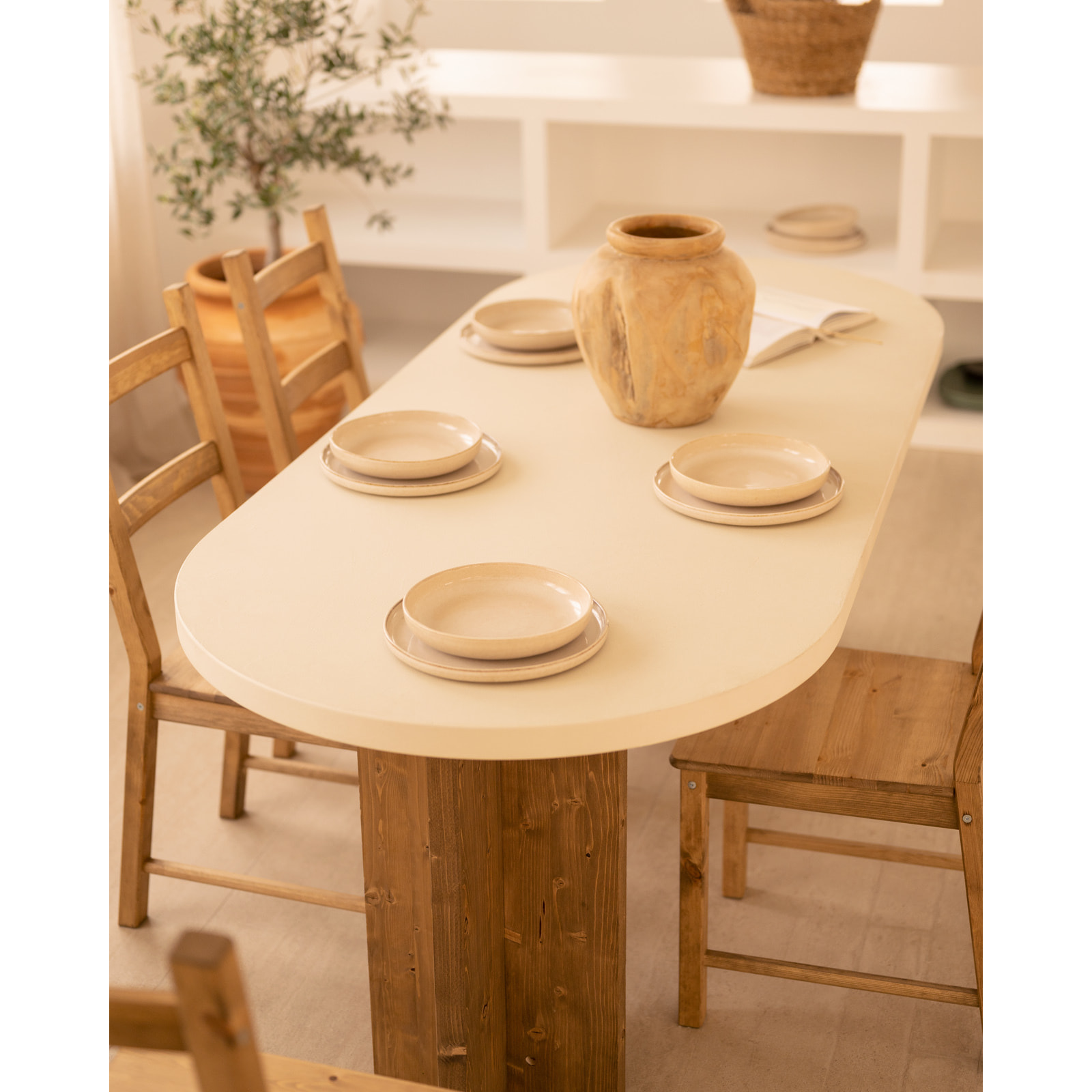 Table de salle à manger ovale en microciment blanc cassé avec pieds en chêne foncé en différentes tailles