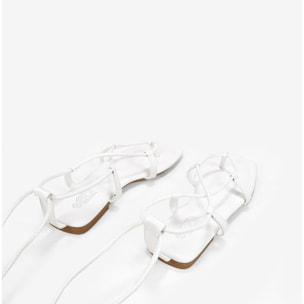 Sandalias blancas planas con cordones