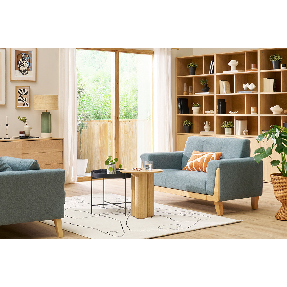 Canapé scandinave 2 places en tissu vert de gris et bois clair FJORD