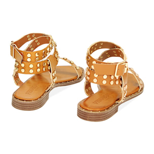 Sandali bassi cognac con borchie