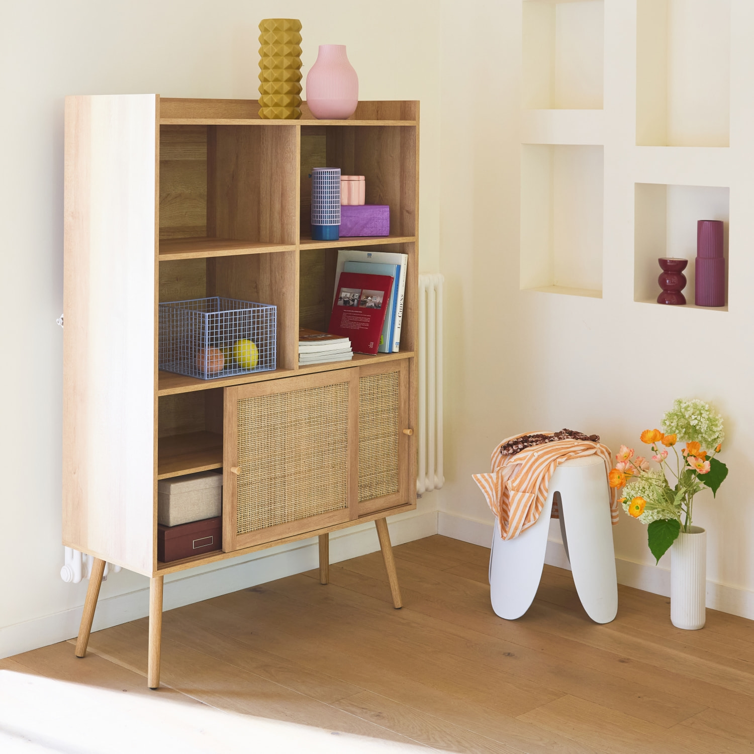 Etagère bibliothèque 5 étagères. 2 portes coulissantes. effet bois et cannage