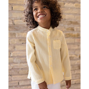 Camisa de manga larga estampado de vichy amarillo. Cuello mao y bolsillo en el delantero.