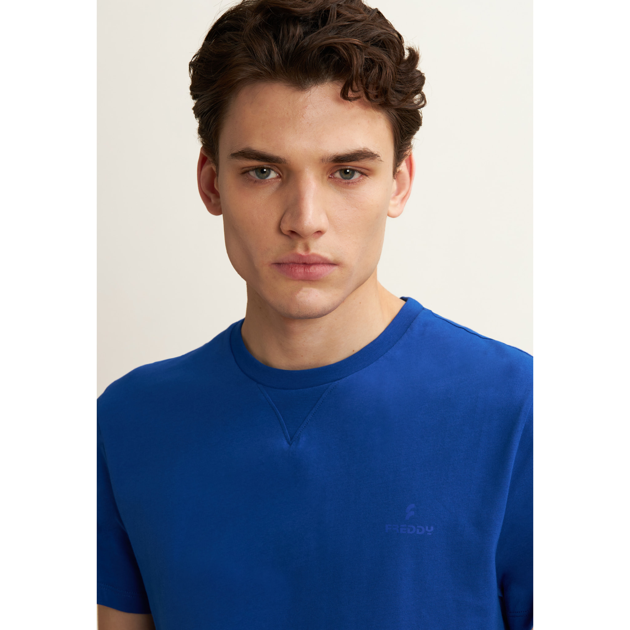 T-shirt Regular con Scollo girocollo e logo in tono colore