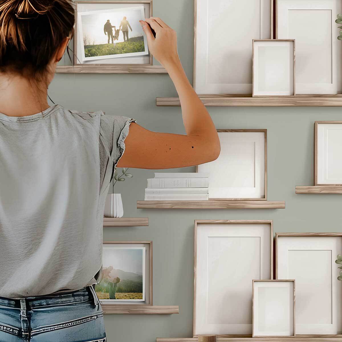 Papier peint étagères murales avec cadres bois naturel