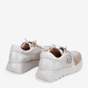 Zapatillas deportivas beige con cordones elásticos