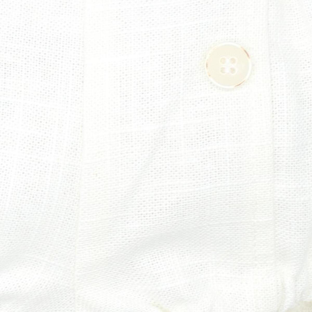 Bermuda de lino blanco. Con botones en el centro, goma en la cintura y en las piernas.