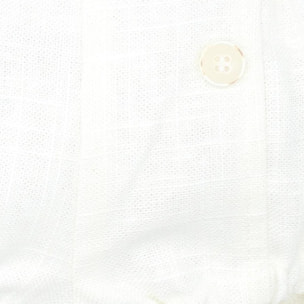 Bermuda de lino blanco. Con botones en el centro, goma en la cintura y en las piernas.