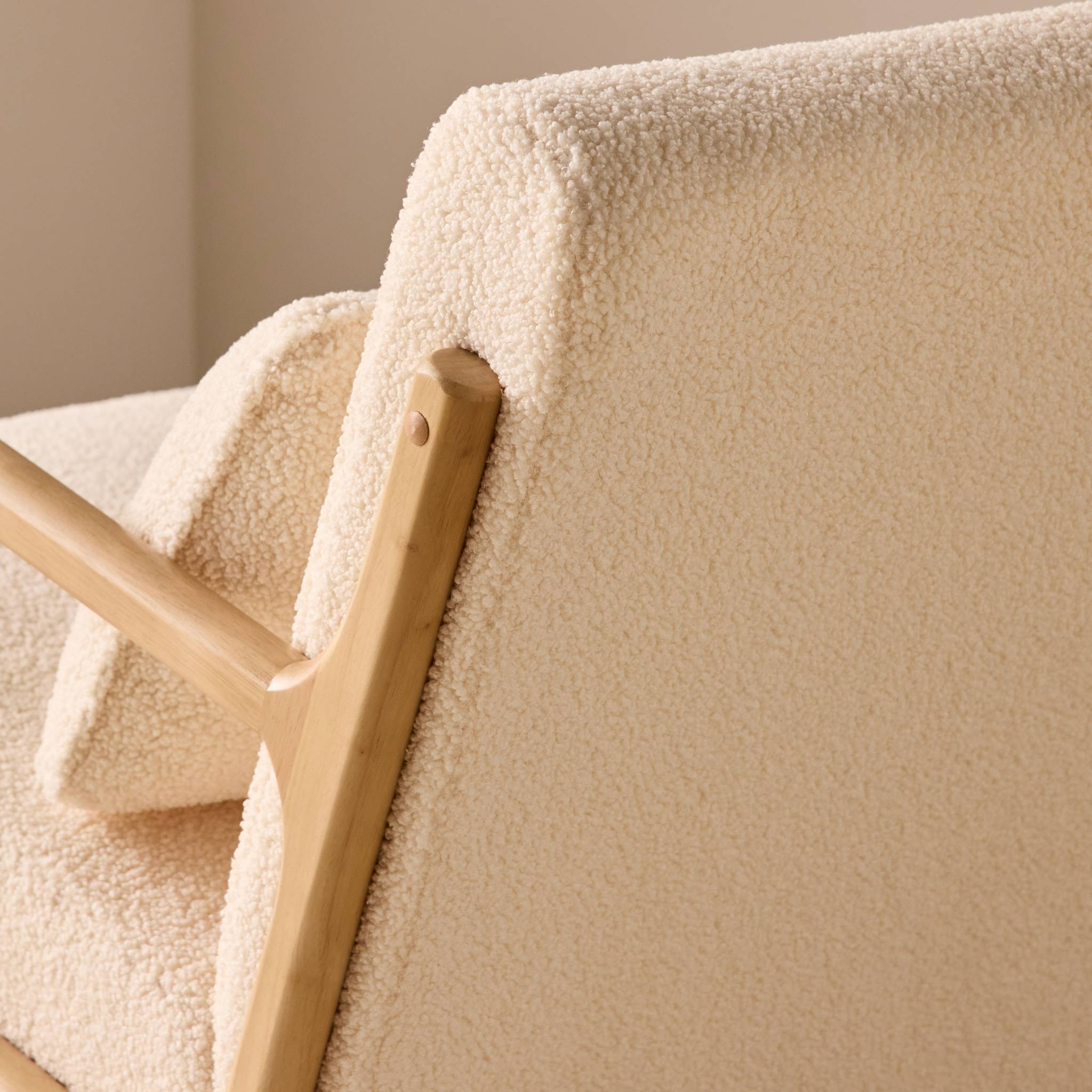 Rocking chair scandinave bois d'hévéa et bouclette LORENS
