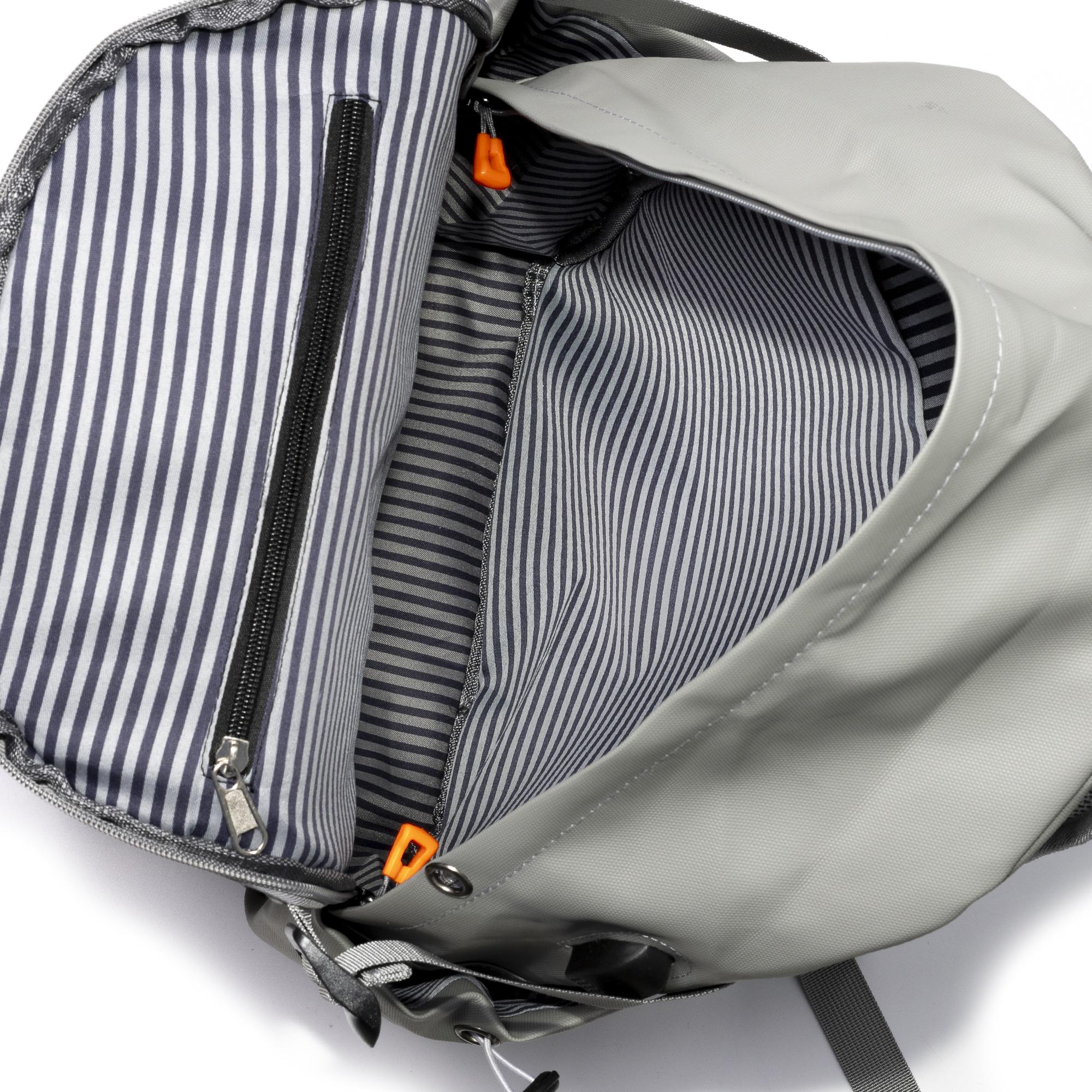 Mochila multi compartimento, porta Laptop 15.6''. Capa impermeable. Adaptable a Trolley. Toma USB externa.