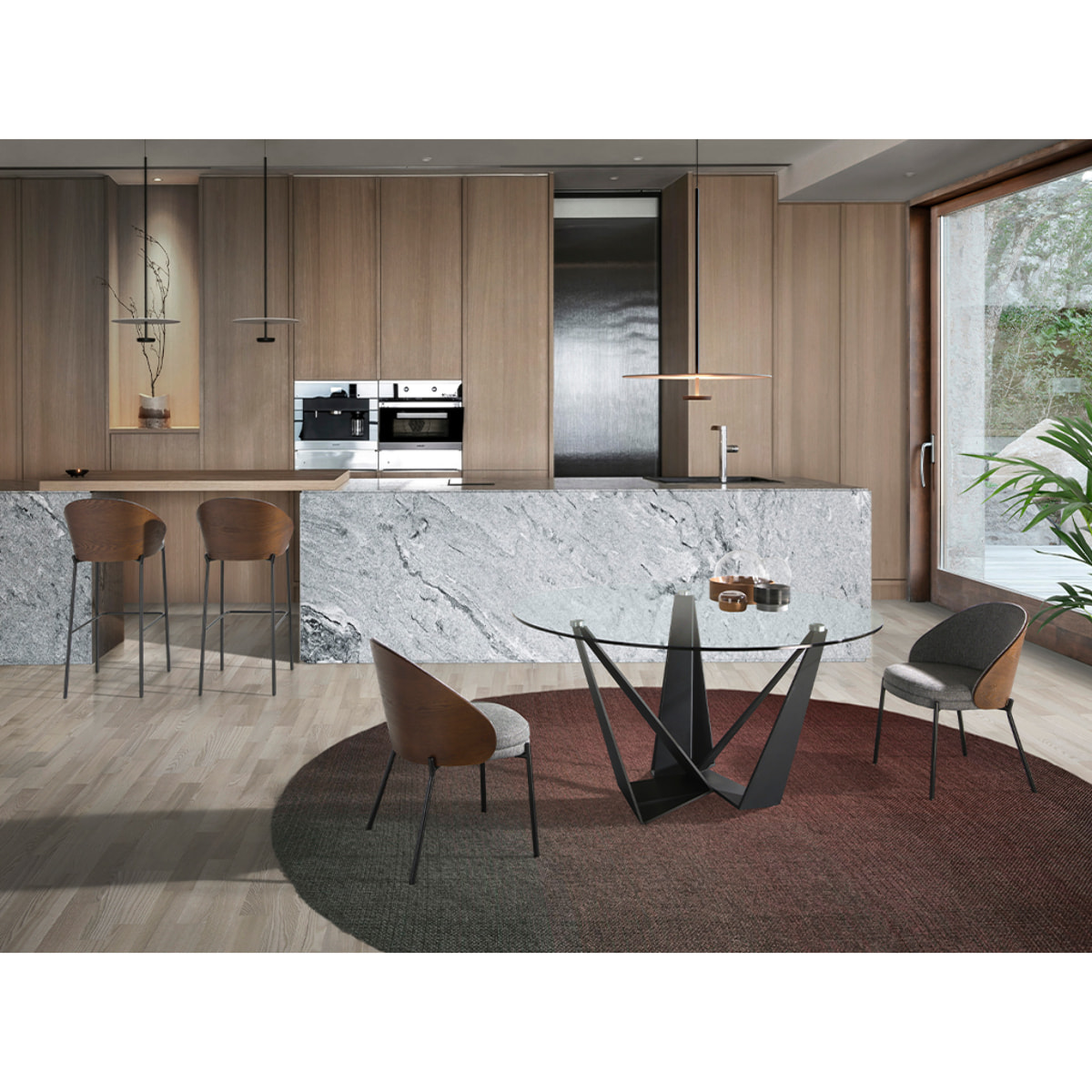 Taburete tapizado en tela gris y respaldo de madera chapada en nogal natural con estructura de patas de acero inoxidable negro 53x51x98cm