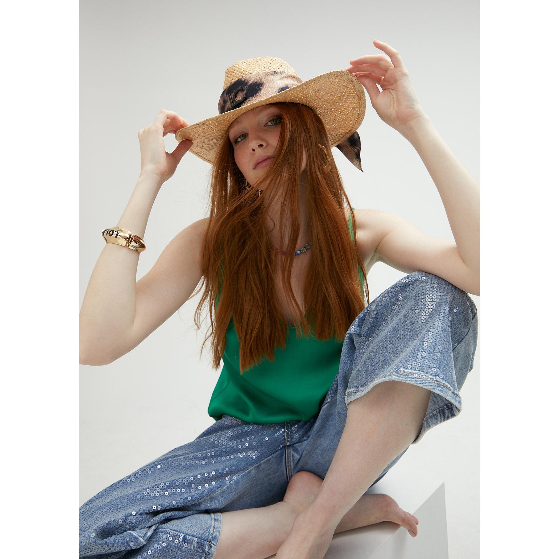 Cappello a tesa larga con foulard