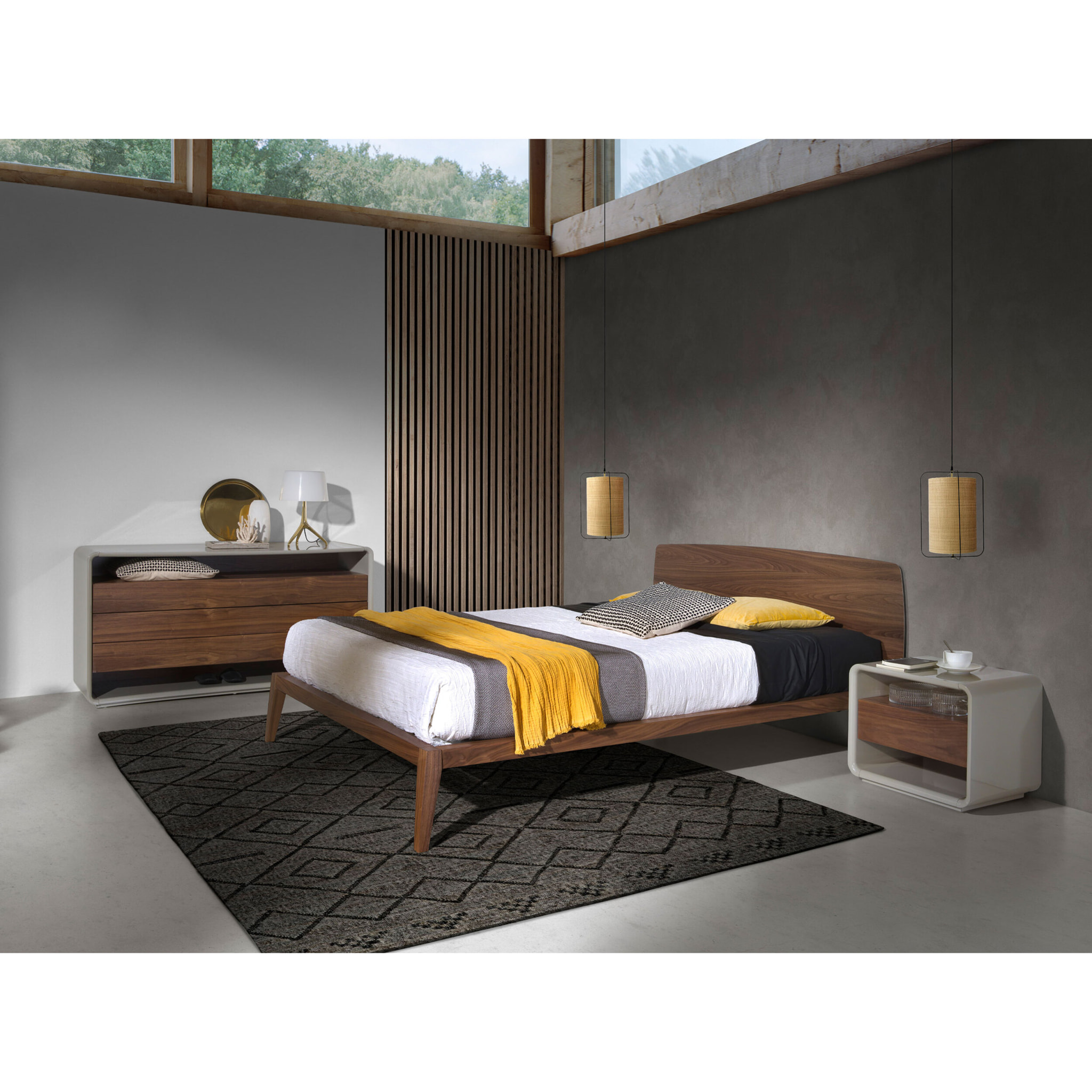 Cama de matrimonio con un cabecero y estructura en madera chapada en nogal natural 181x210x84cm