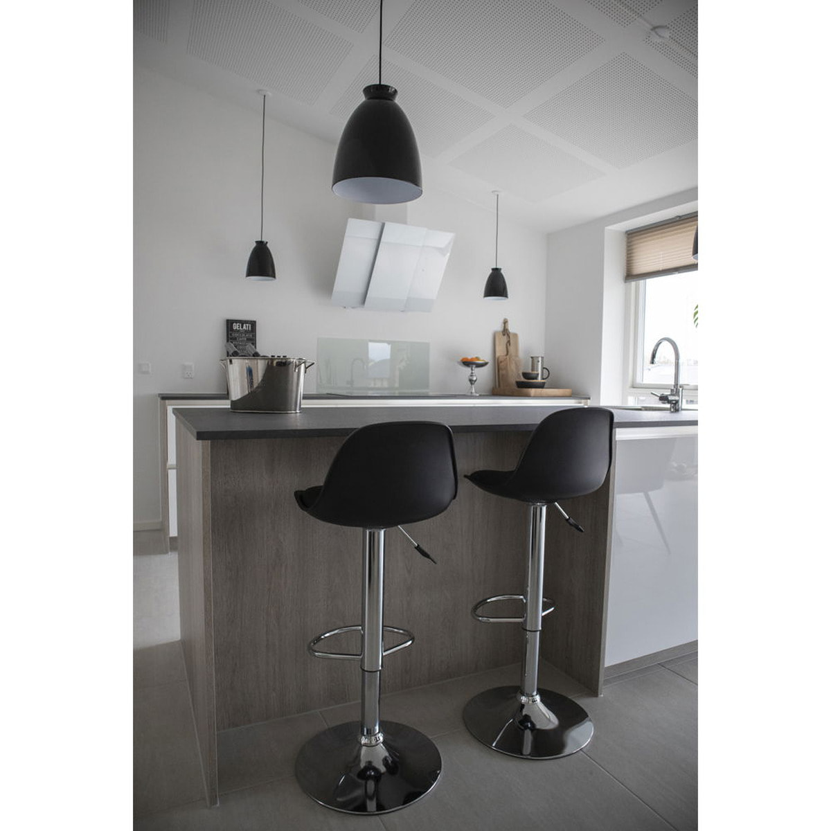Set 2 sgabelli da bar Trondheim regolabile in ecopelle nera con base cromata
